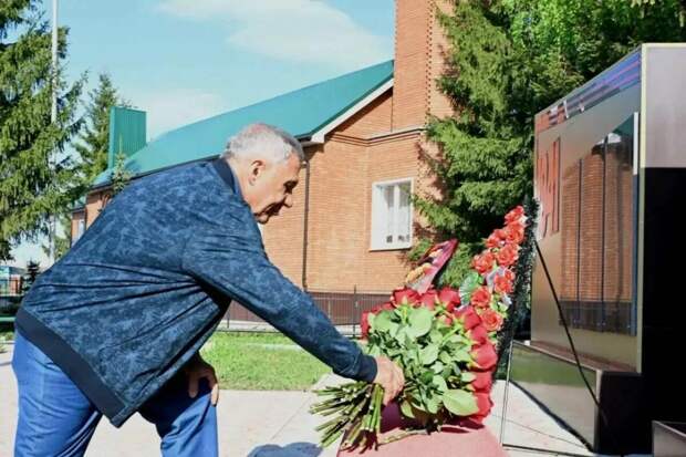 Миңнеханов Тимәш авылында сугыш елларында һәлак булганнар һәйкәленә чәчәкләр салды