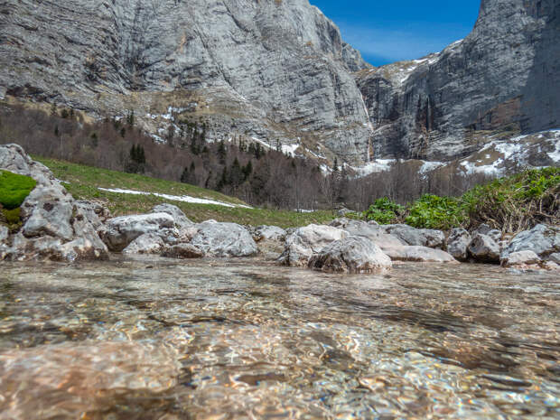 Истоки реки Пшеха, вдали виден Пшехский водопад. 