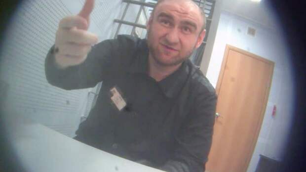 Появились подробности о спрятавшем миллионы экс-сенаторе из колонии «Черный дельфин»