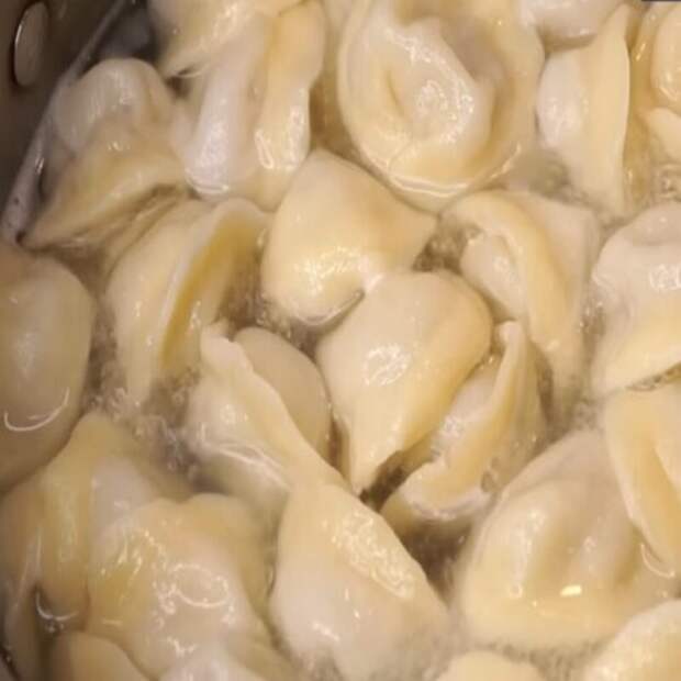 Как сварить пельмени, чтобы тесто было упругим, фарш — сочным, а внутри был бульон? Раскрываем проверенный лайфхак