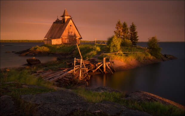 Деревянный домик посередине озера. Автор фотографии: Влад Соколовский.