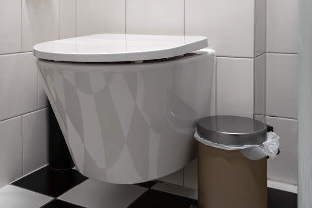 Унитаз в торговом центре неожиданным образом подвел переевшего американца