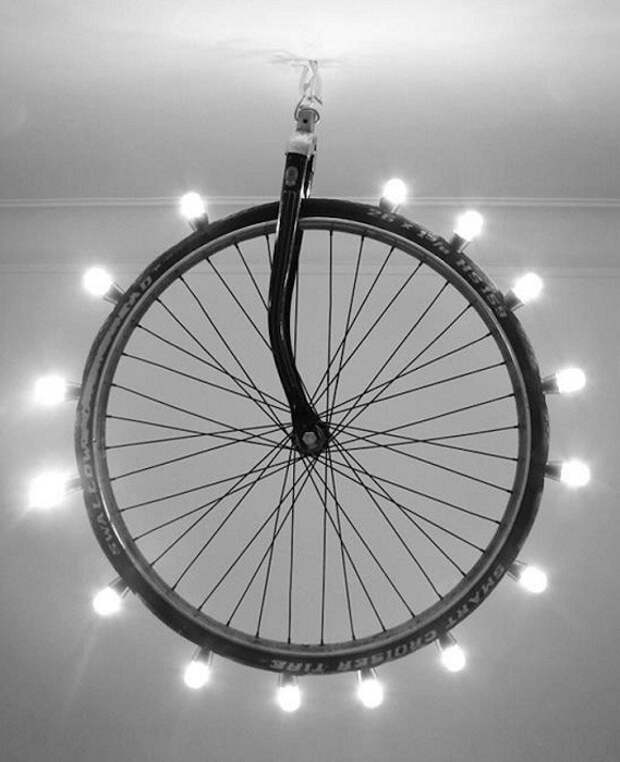 Интересная световая инсталляция на колесе, то что украсит светом любую комнату.