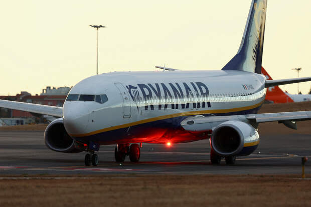 Пассажир схватил стюардессу за голову и притянул ее к своему паху во время рейса