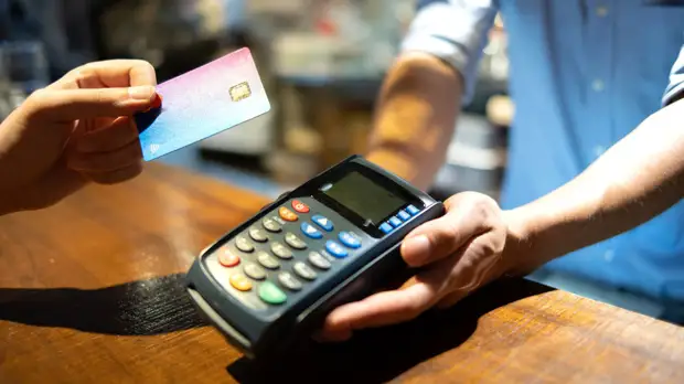 Опрос: треть россиян столкнулись с трудностями при безналичной оплате товаров и услуг