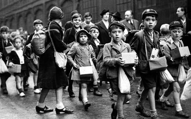 Лондонские дети, вывезенные из города в начале войны, говорили, что больше всего им не хватает в эвакуации именно своих домашних питомцев. Фото Popperfoto/Getty Images