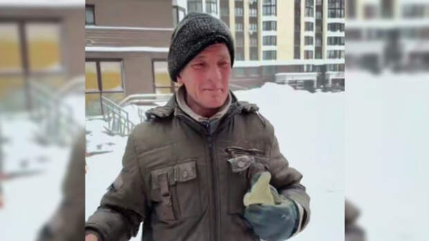 "Барнаул спит, а он уже работает". Жители многоэтажки подарили дворнику горнолыжный костюм