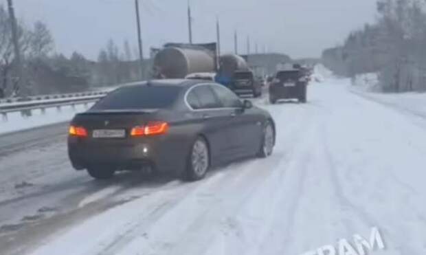 На трассе М-2 в Тульской области столкнулись 12 машин - движение затруднено