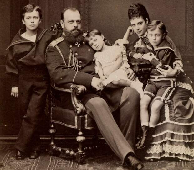 Мария Фёдоровна и Александр III с детьми. / Фото: www.rct.uk