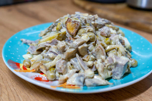 Фото к рецепту: Салат с языком и грибами
