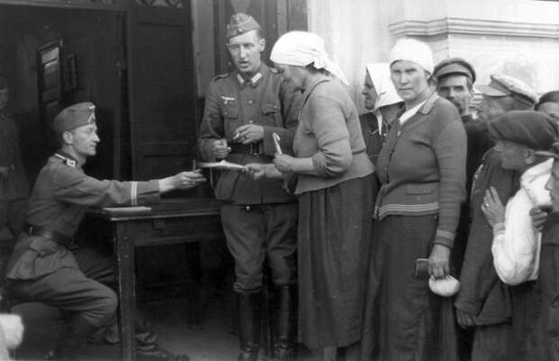 Регистрация населения в оккупированном Могилеве в 1941 году. Регистрация населения в оккупированном Могилеве в 1941 году.