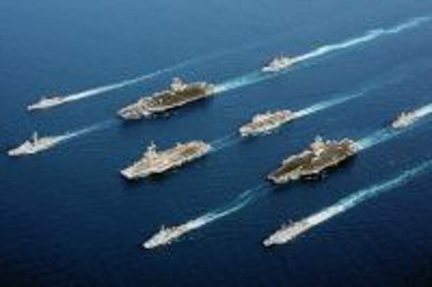 Авианосцы USS John C. Stennis (CVN-74), Шарль Де Голль, HMS Ocean (L12) и USS John F. Kennedy (CV-67) в сопровождении эскортных судов, 2002 год.