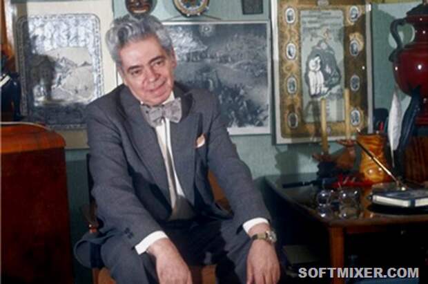 Soviet actor Arcady Raikin (1911-1987) in the study. USSR.