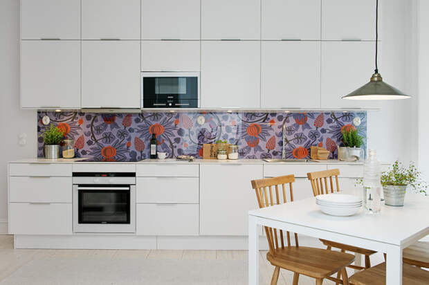 Кухонный фасад становится акцентом в интерьере кухни.