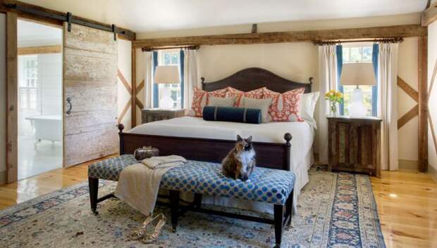 Прекрасный вариант оформления спальни в деревенском стиле с раздвижными дверьми.