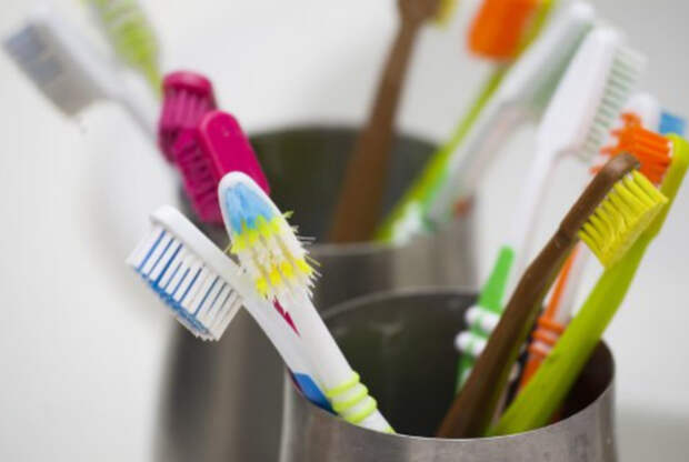 Дезинфицирующее средство для зубных щеток. | Фото: Dental Tribune Russia.