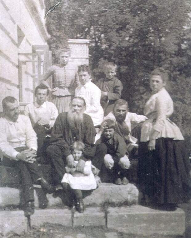Толстой с женой и детьми. 1887 год Толстой с женой и детьми. 1887 год