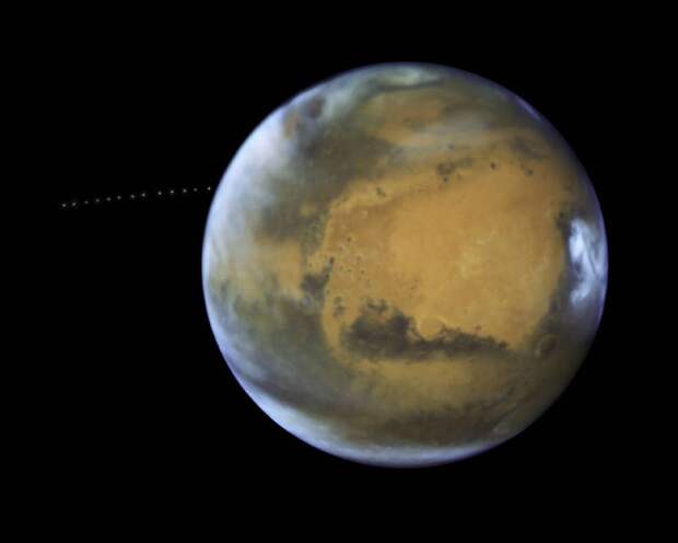 Телескоп NASA Хаббл запечатлел крошечную луну на орбите Красной планеты