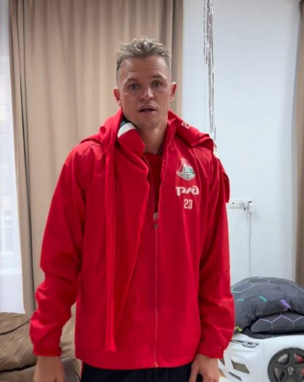 «Похож на бомжа»: Дмитрия Тарасова, гулявшего в центре Москвы, обсмеяли в Сети