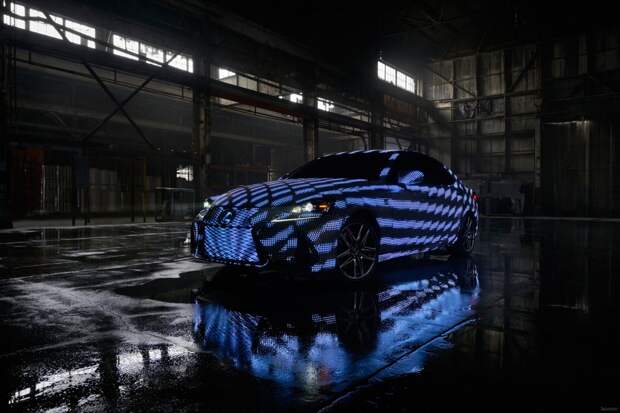 Lexus IS превратили в светомузыку с 42 тысячами светодиодов