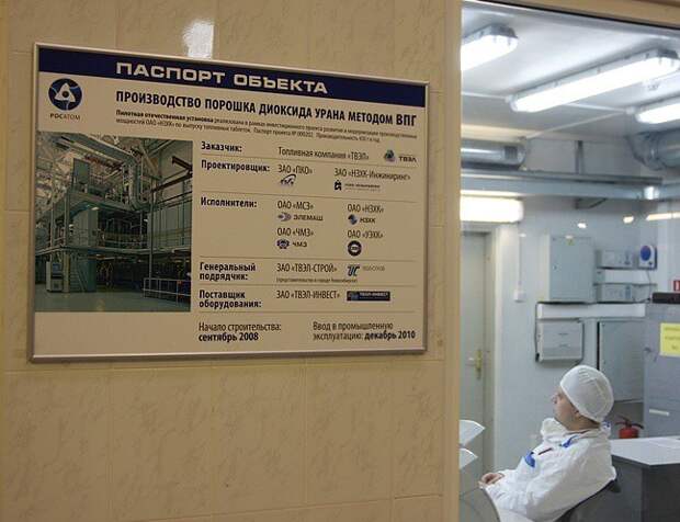 Рабочие проводят регламентные работы: через определенные промежутки времени даже самое новое оборудо