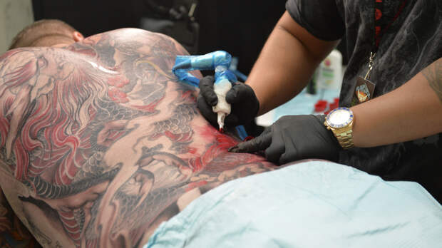 «Травматизация кожи»: могут ли татуировки привести к раку кожи
