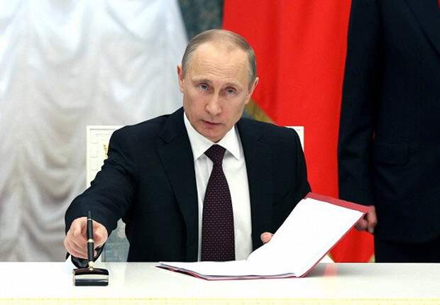 Владимир Путин поручил перейти на рублевые расчеты в портах России