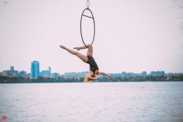 10 гимнасток устроили эффектную фотосессию с подъемным краном