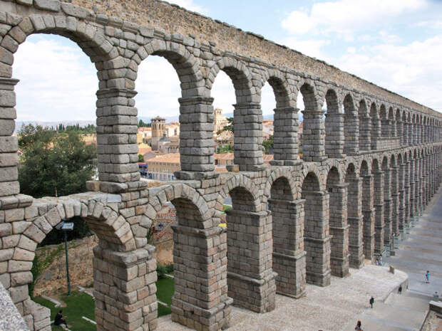 Акведуки римляне также популяризировали. 