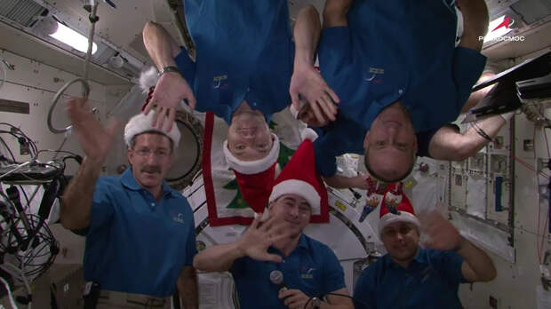 Экипаж МКС поздравил жителей России с наступающим новым годом: видео