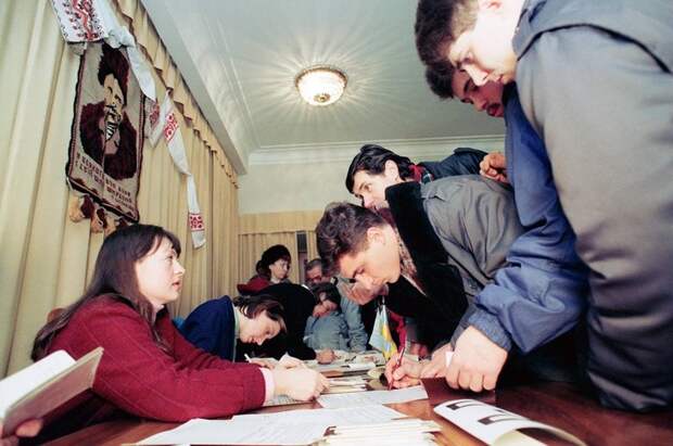 1 декабря 1991. Граждане Украины голосуют на референдуме за выход из состава Советского Союза в посольстве Украины в Москве..jpg 1 декабря 1991. Граждане Украины голосуют на референдуме за выход из состава Советского Союза в посольстве Украины в Москве..jpg