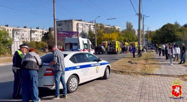 В Севастополе микроавтобус попал в ДТП, один человек погиб и семеро пострадали