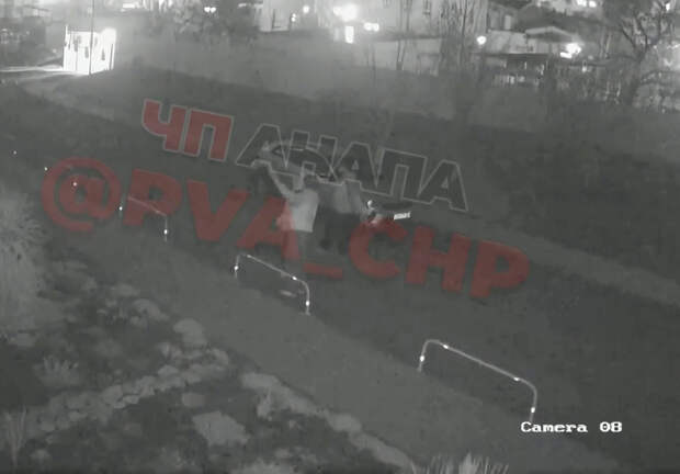 Подростки закидывали окна россиян во время беспилотной опасности и попали на видео