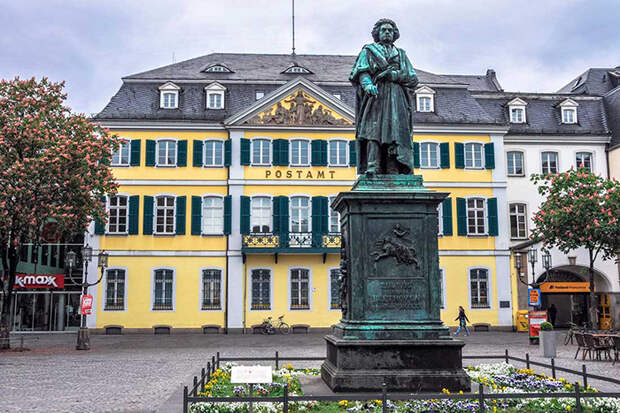 Памятник Бетховену в родном Бонне.