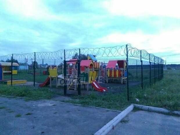 Худшие аттракционы и детские площадки, которые только можно было придумать