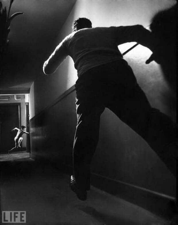 Отчаянная попытка сбежать из детского дома. Автор фотографии: Ральф Крэйн, 1947 год.