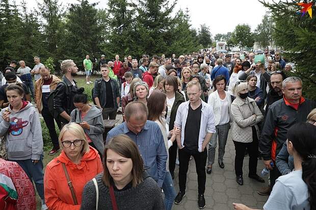 В этой толпе - несколько сотен человек.
