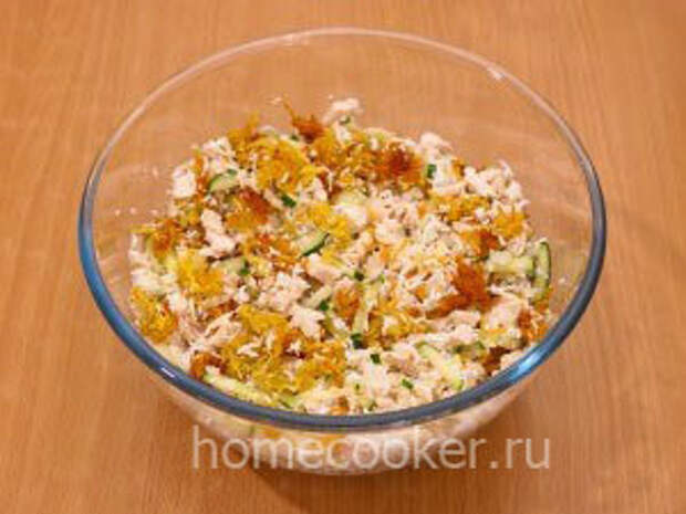 Smeshivaem salat 300x225 Салат «Гнездо глухаря»