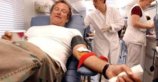 Робин Уильямс сдает кровь для пострадавших в теракте 9/11 звезды, история, фото