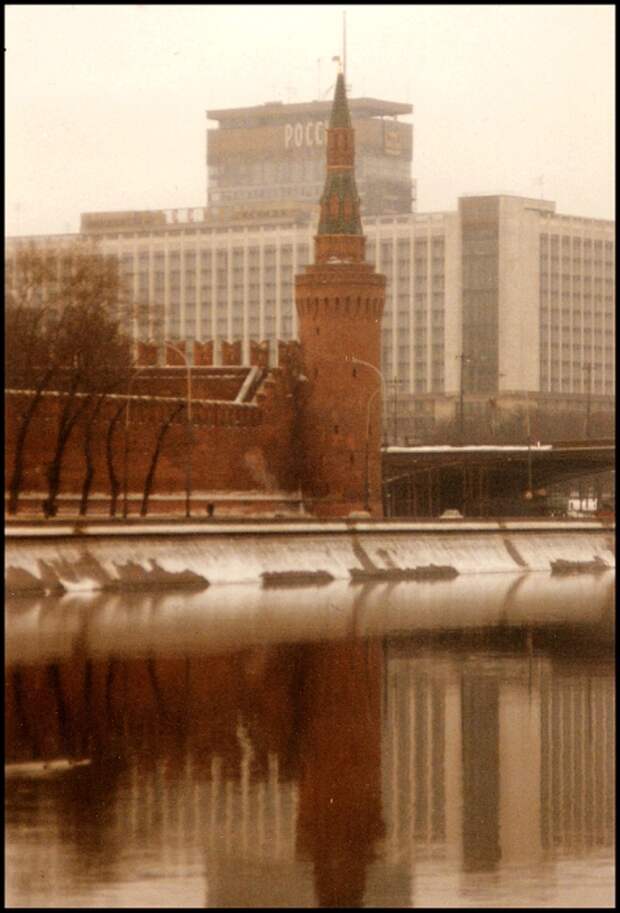 Кремлевская башня и гостиница Россия. СССР, Москва, 1985 год.