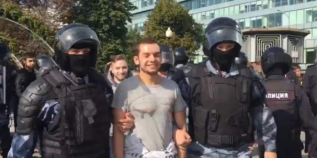 На участника незаконной акции в Москве могут завести дело за травму росгвардейцу