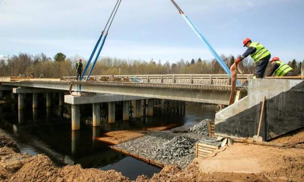 В поселке Талаги продолжается ремонт моста через реку Войжановка