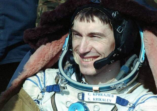 Несколько месяцев он находился в космосе, понимая неопределённость своей судьбы, но продолжал выполнять свой долг. 1992 год. /Фото: Альберт Пушкарев/ТАСС Несколько месяцев он находился в космосе, понимая неопределённость своей судьбы, но продолжал выполнять свой долг. 1992 год. /Фото: Альберт Пушкарев/ТАСС