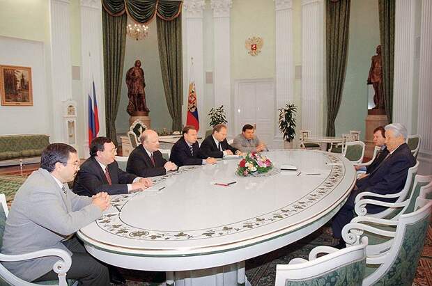 Шанс для России: Украина погружается в Семибанкирщину 