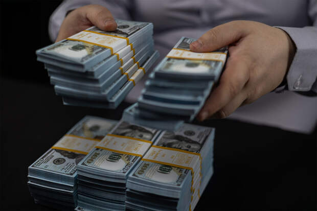 Налоговик Галуцкий: после 1 апреля нельзя вывезти в ЕАЭС от $100 тыс. наличными