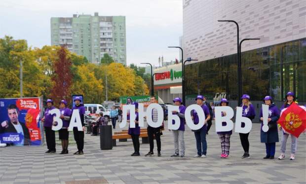 Дмитрий Певцов с добровольцами вышли на улицы СВАО с «Любовью» и «Правдой»