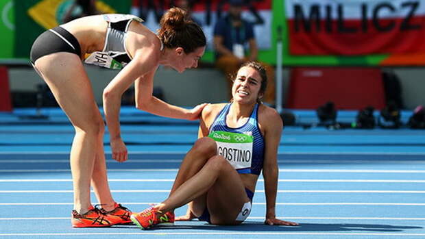 rio-olympics-runners-help-each-other-abbey-dagnostino-nikki-hamblin
