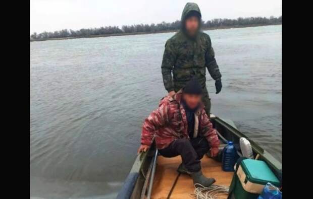 На юге Астраханской области спасатели сняли с плывущей льдины мужчину