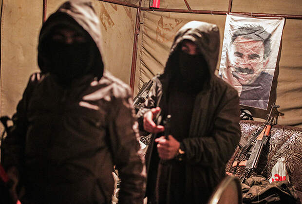 Бойцы РПК на фоне портрета Оджалана