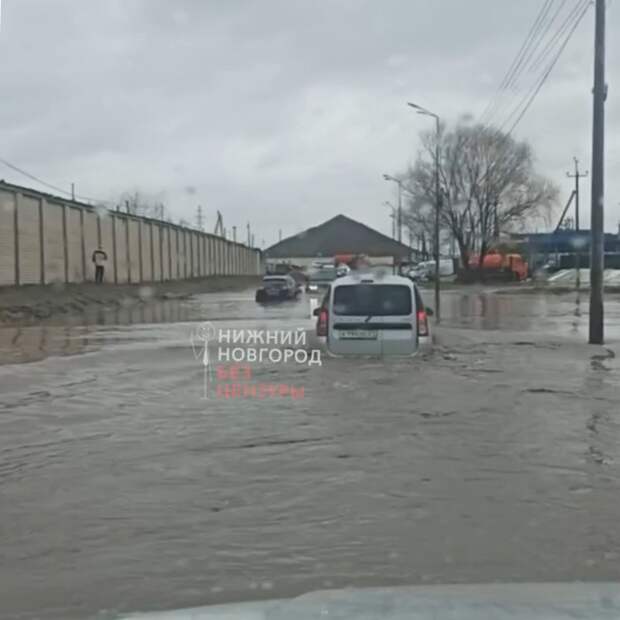 В российском городе поплыли машины